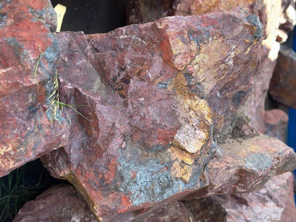 Камни для ландшафтного дизайна красно-фиолетовые 10-60 килограмм купить в Черноголовке