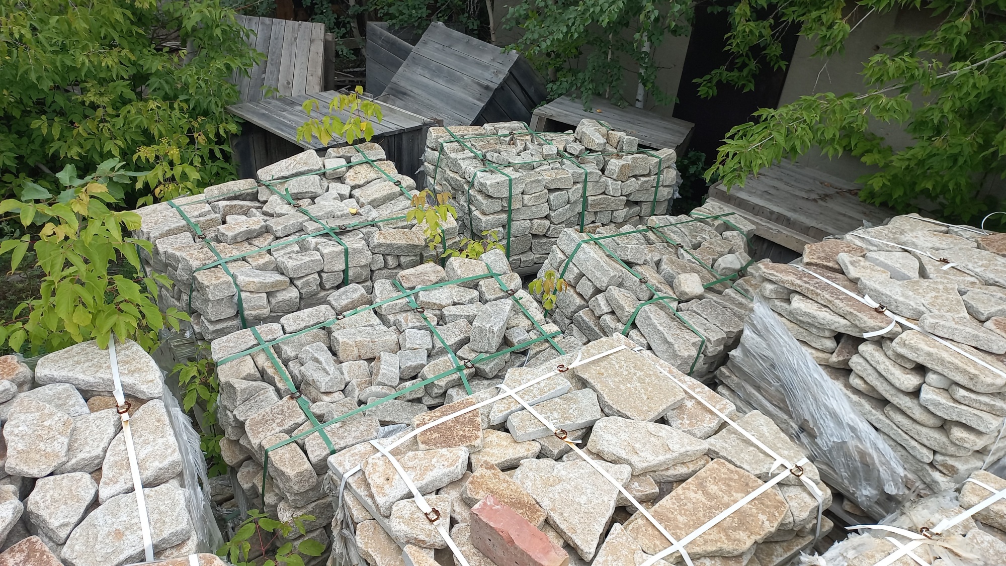 Плитняк галтованный гранитный для ландшафтного дизайна купить в Черноголовке