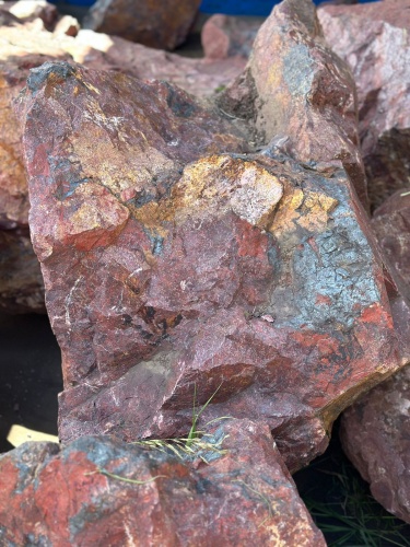 Камни для ландшафтного дизайна красно-фиолетовые 10-60 килограмм купить в Черноголовке