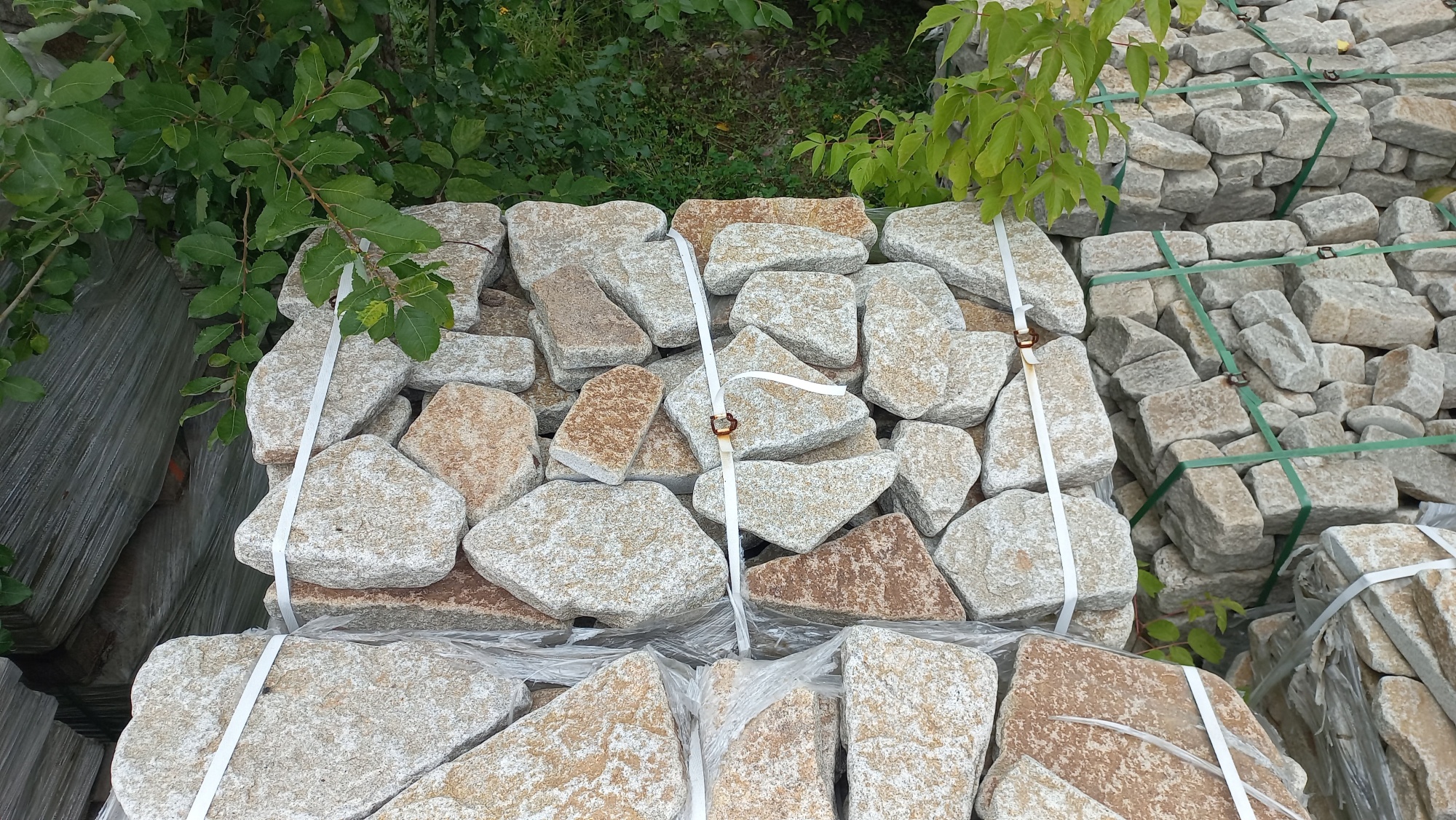 Плитняк галтованный гранитный для ландшафтного дизайна купить в Черноголовке