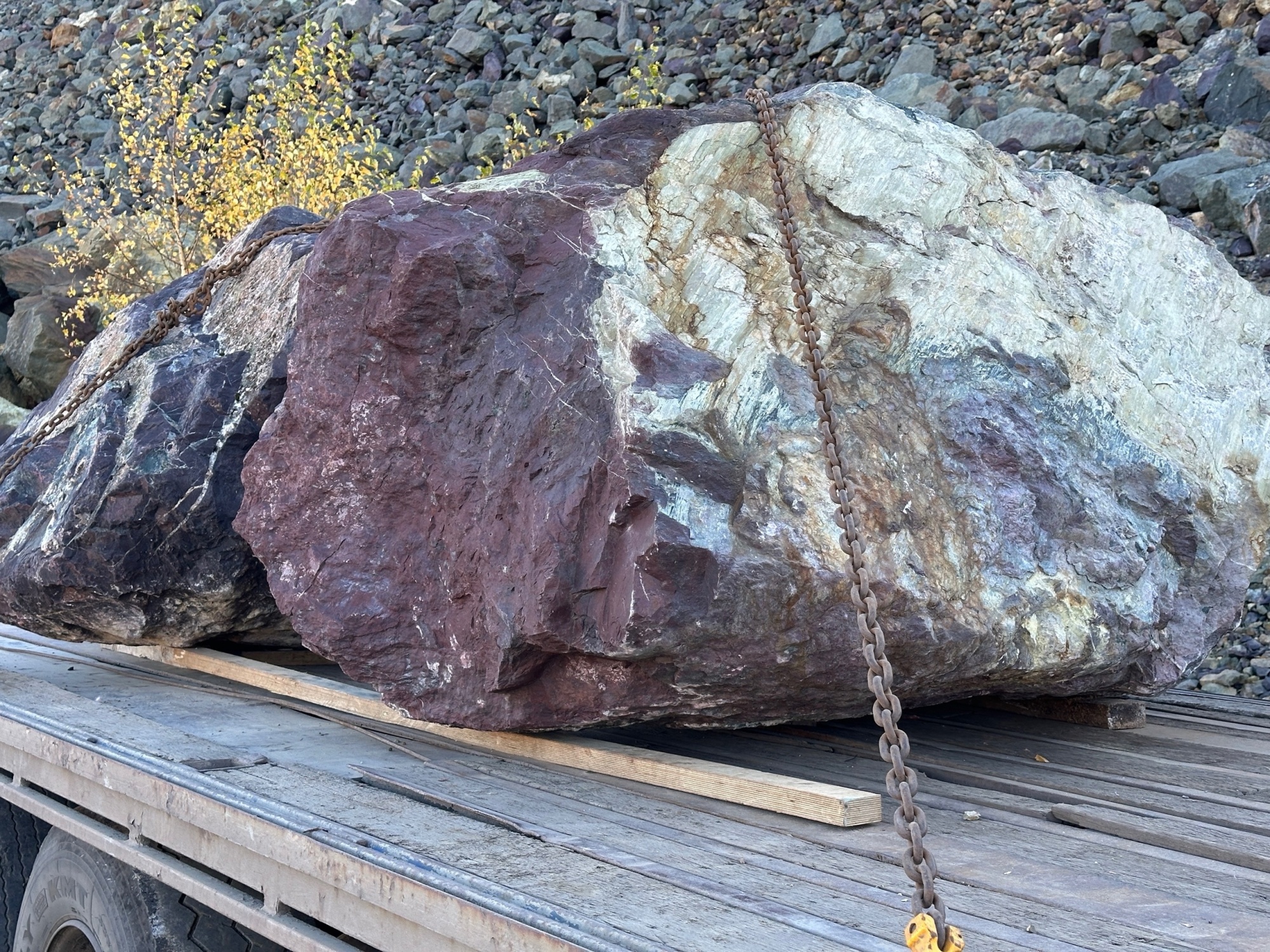 Огромные красно-фиолетовые валуны для ландшафтного дизайна весом более 5 тонн купить в Черноголовке