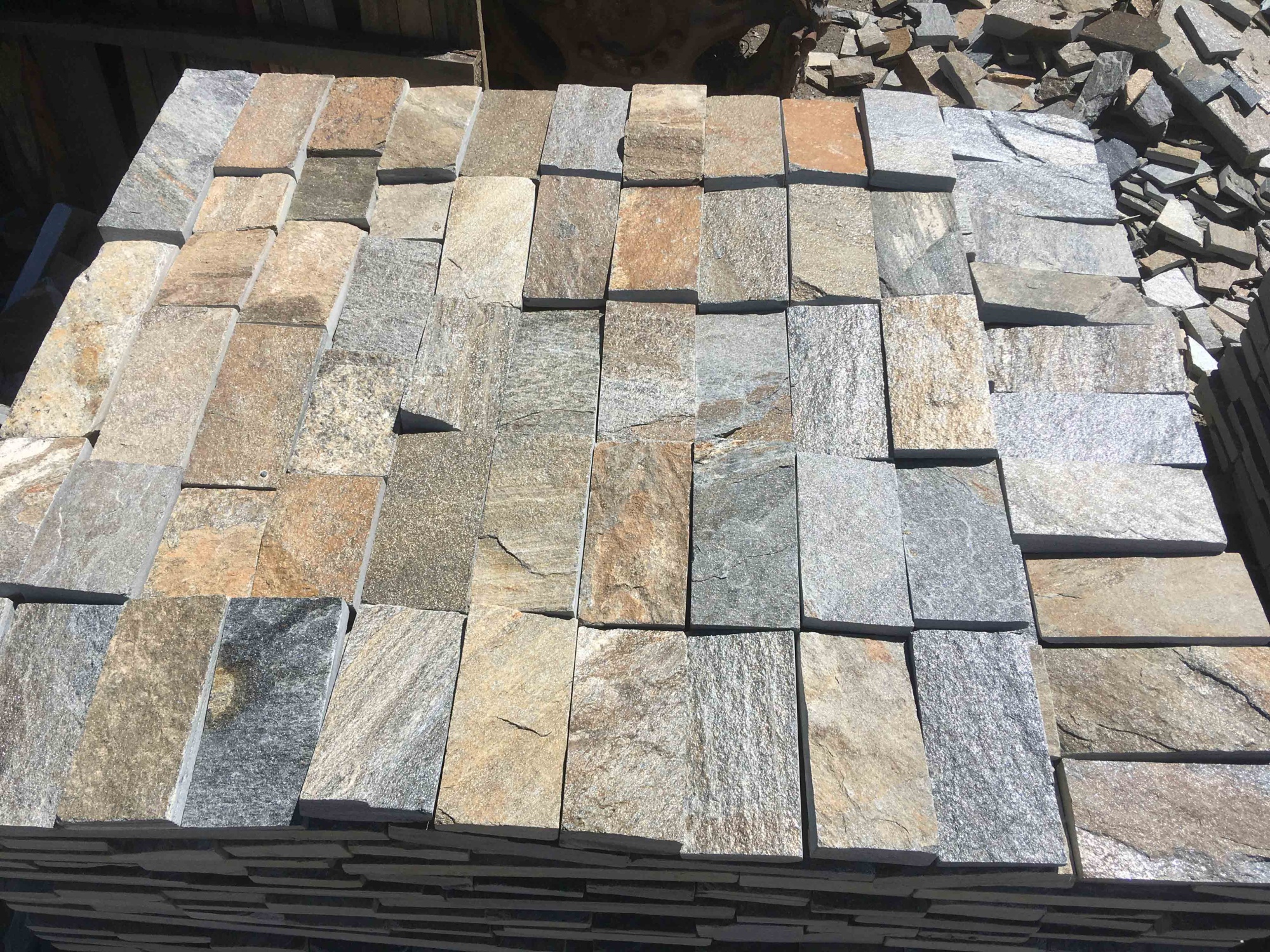 Плитка пилёная златолит Уральский для фасада купить в Черноголовке