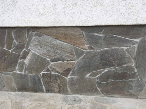 Плитняк златолит Уральский для цоколя, отмостки купить в Черноголовке