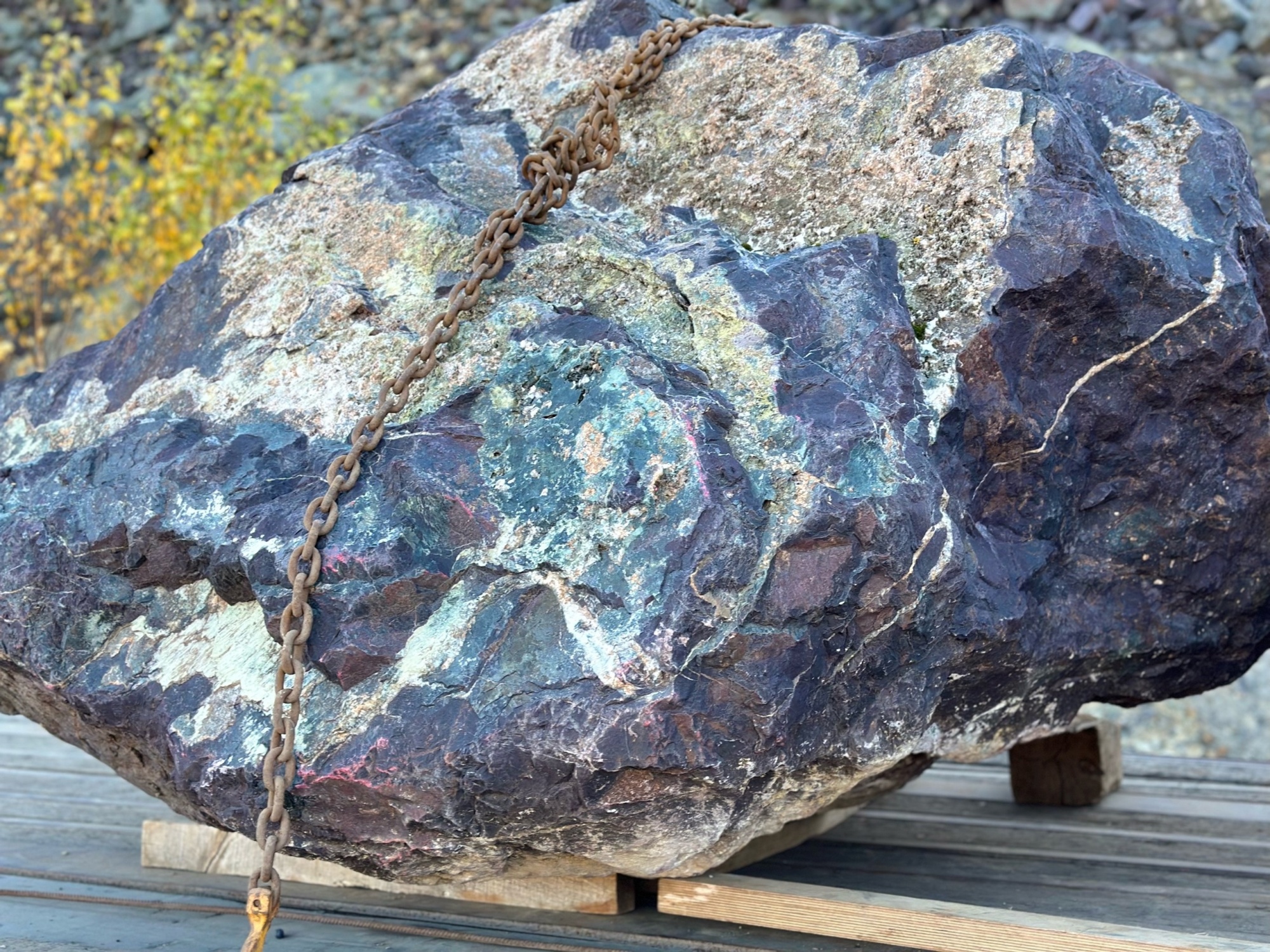 Огромные красно-фиолетовые валуны для ландшафтного дизайна весом более 5 тонн купить в Черноголовке