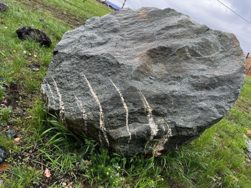 Гигантские зелёные валуны для ландшафтного дизайна весом более 5 тонн купить в Черноголовке