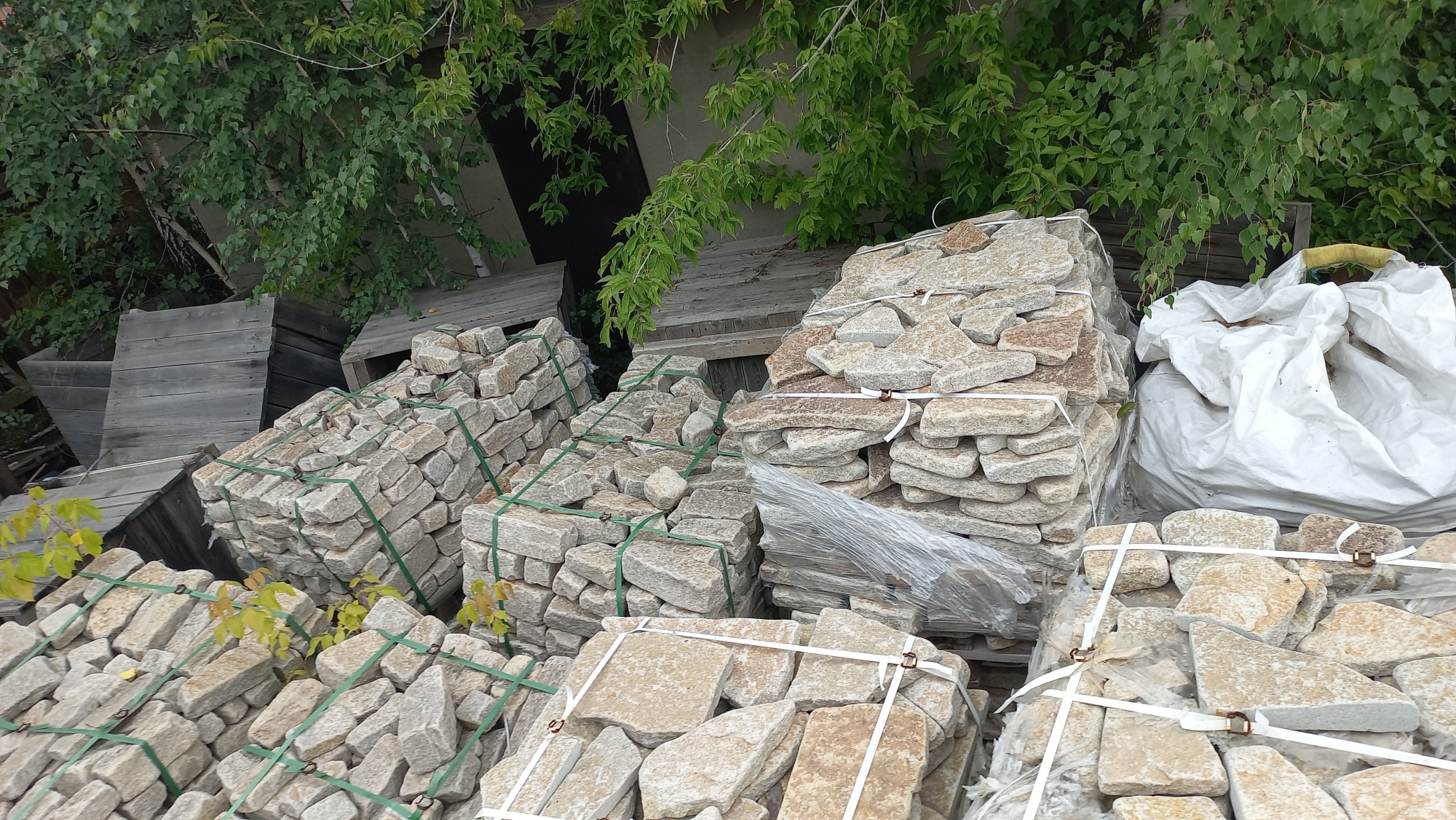 Плитняк гранитный галтованный купить в Черноголовке