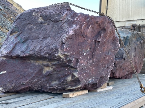 Огромные красно-фиолетовые валуны для ландшафтного дизайна весом более 5 тонн купить в Черноголовке