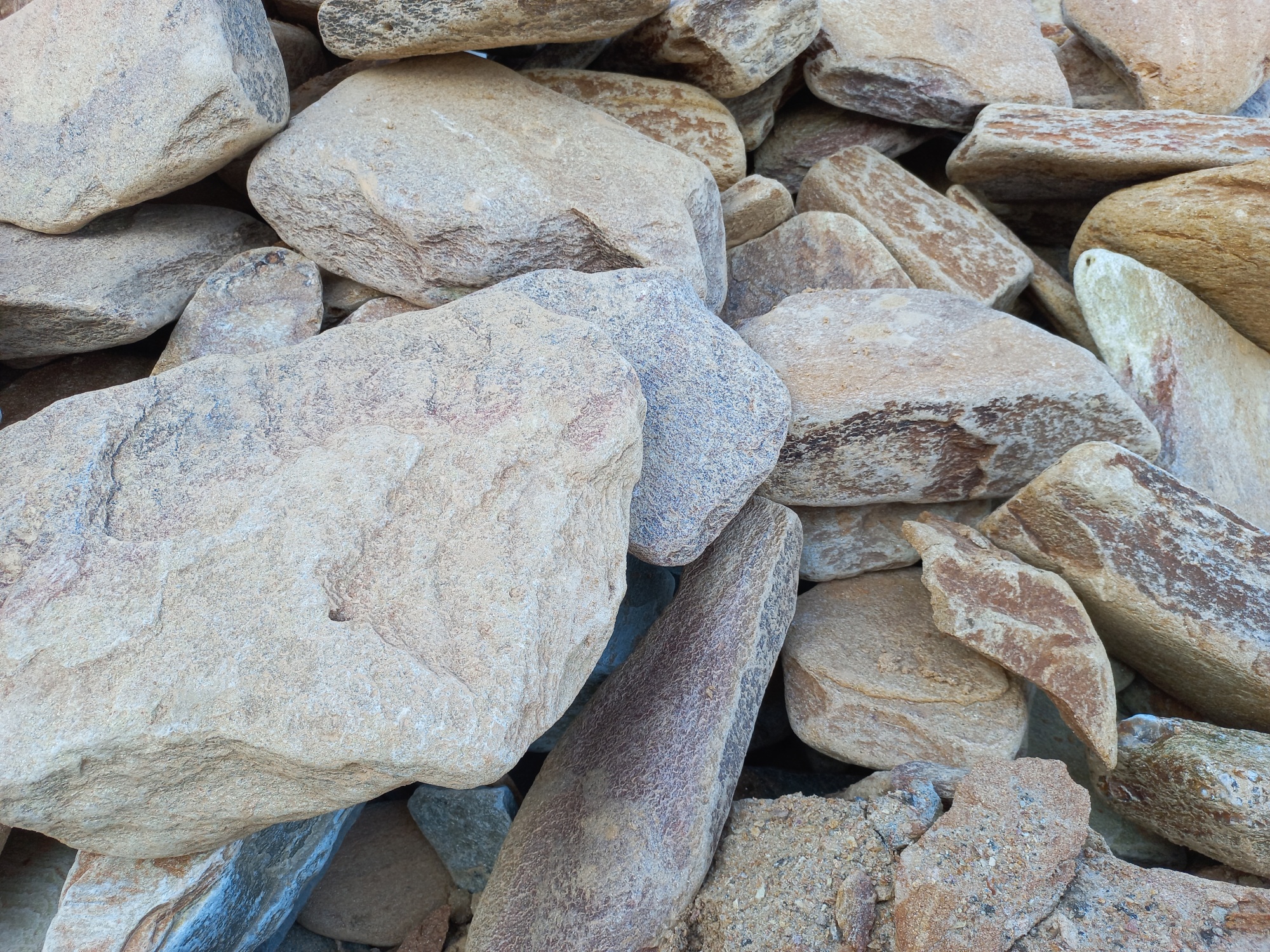 Златолит жёлтый, жёлто-зелёный глыбки и валуны для ланшафтного дизайна купить в Черноголовке