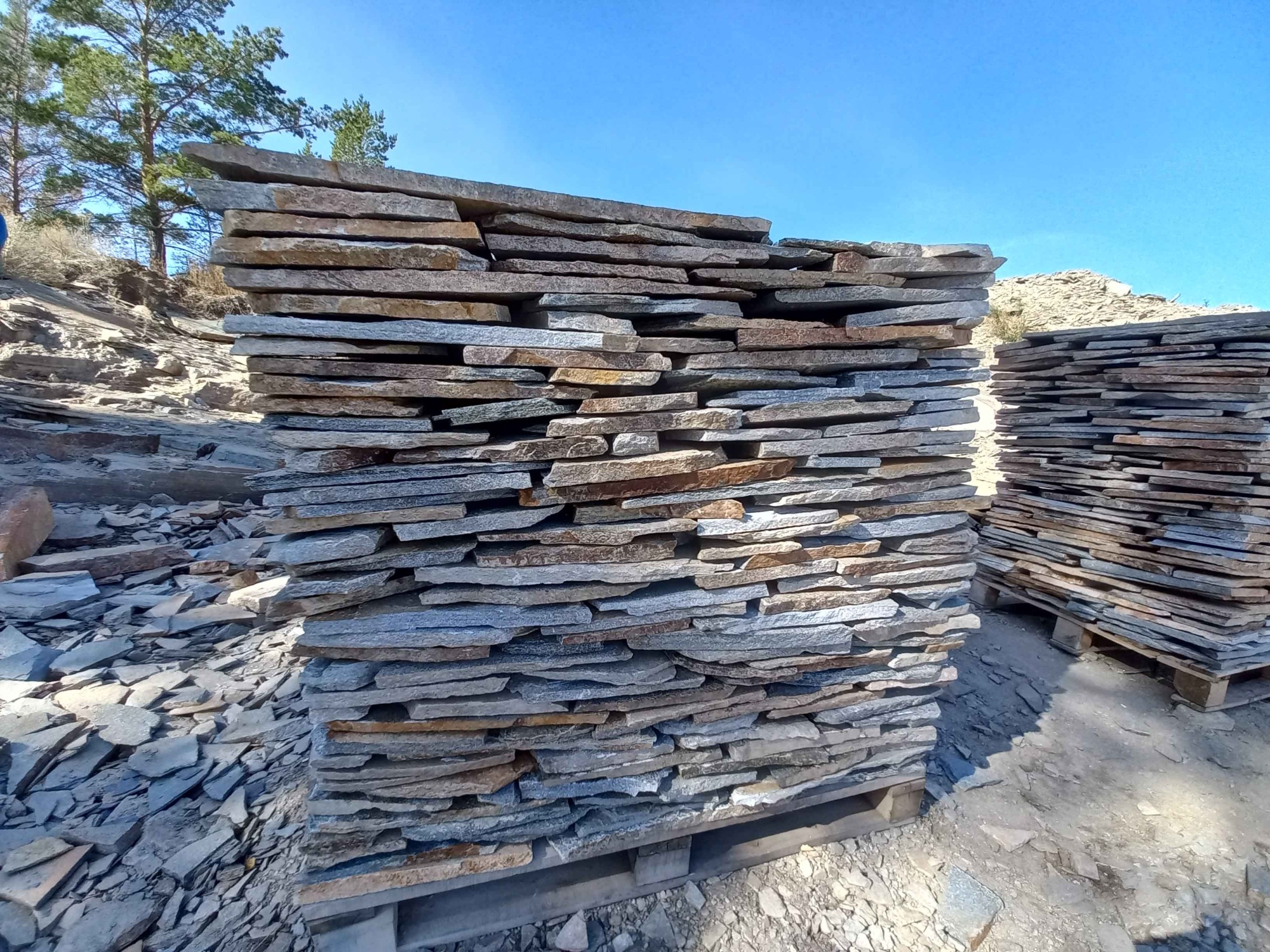 Плитняк златолит серебристый для фасада купить в Черноголовке