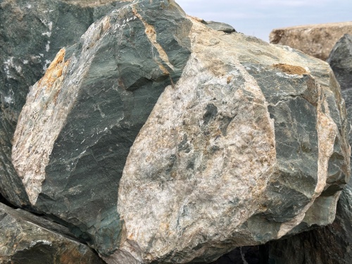 Гигантские зелёные валуны для ландшафтного дизайна весом более 5 тонн купить в Черноголовке