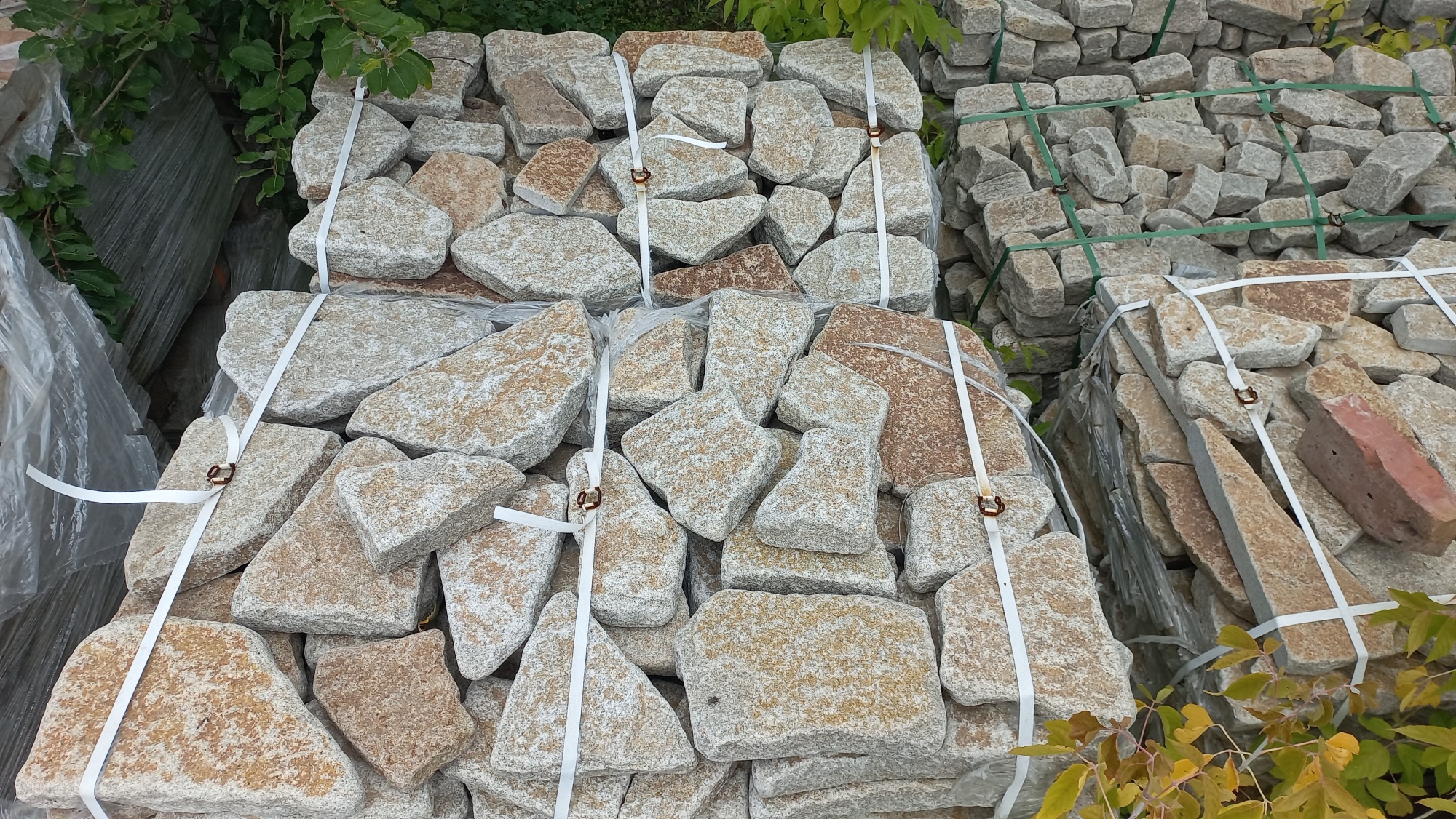 Гранитный плитняк галтованный для мощения купить в Черноголовке