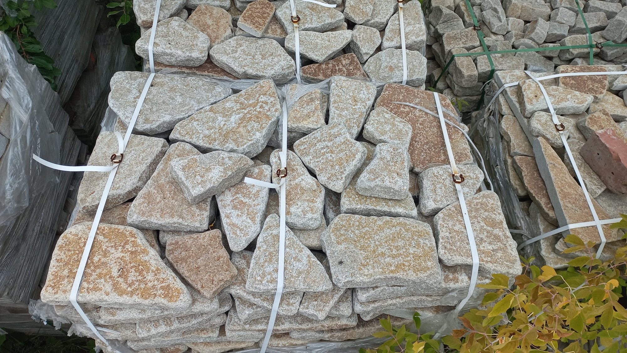 Плитняк галтованный гранитный для ландшафтного дизайна купить в Черноголовке